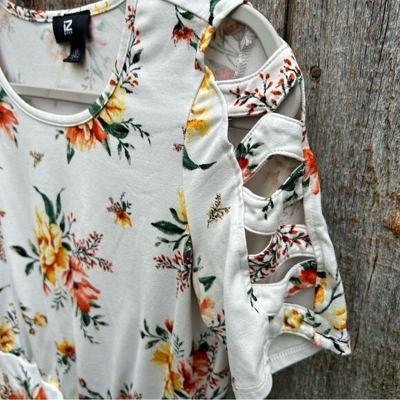 Iz Byer floral blouse designed sleeves size XS - Picture 2 of 6